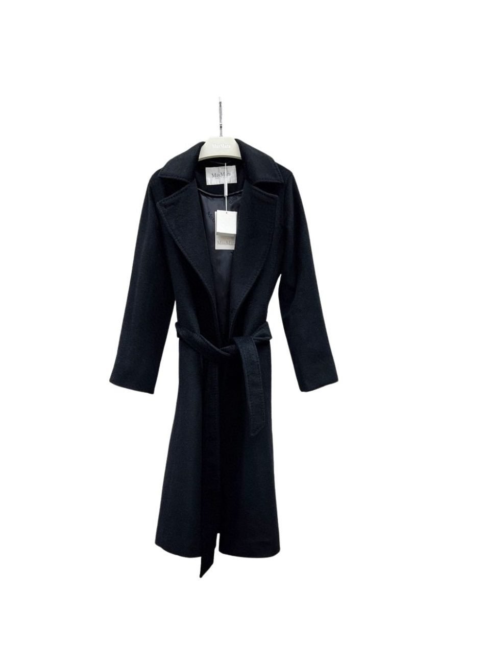 manuela-icon-coat-light-edition-20-e1679393089816.jpg manuela icon coat light edition 20 e1679393089816